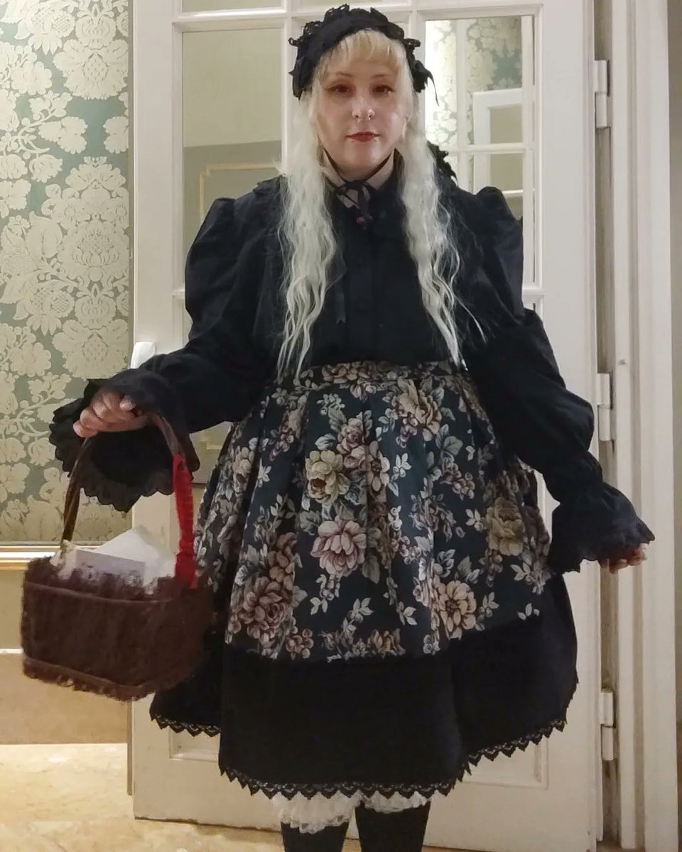 bibasathan's tweet photo. ✨❤️💃👏🌹
#lolitafashion #eglcommunity #violetfane #ロリータ #ロリータファッション #ゴスロリ #jfashion https://t.co/WvQ8oSj5Nj