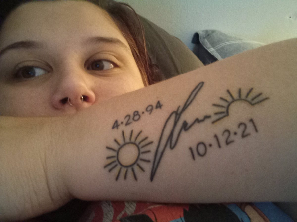 voidofgravity17's tweet image. On Oct 12 2021, my life changed forever because my brother, my only sibling, died unexpectedly at the age of 27.

On Oct 12, 2022, my life changed forever again because I got his signature, birthday, and death date tatted on my forearm.

#LongLiveLevi