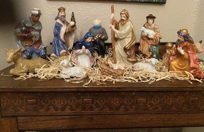 JamsyTV's tweet photo. I’ve been decorating today. Happy Holidays! #whereisbernie #berniesanders https://t.co/VzEUL9Msou