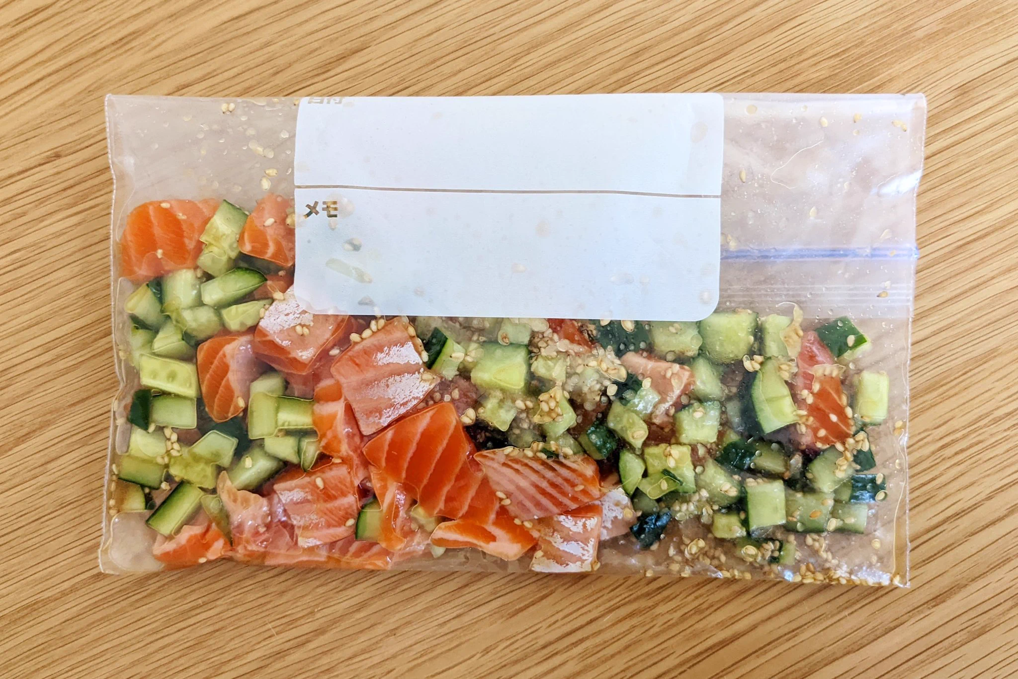 話題のポキを自宅で楽しもう！「きゅうりとサーモンのポキ丼」。