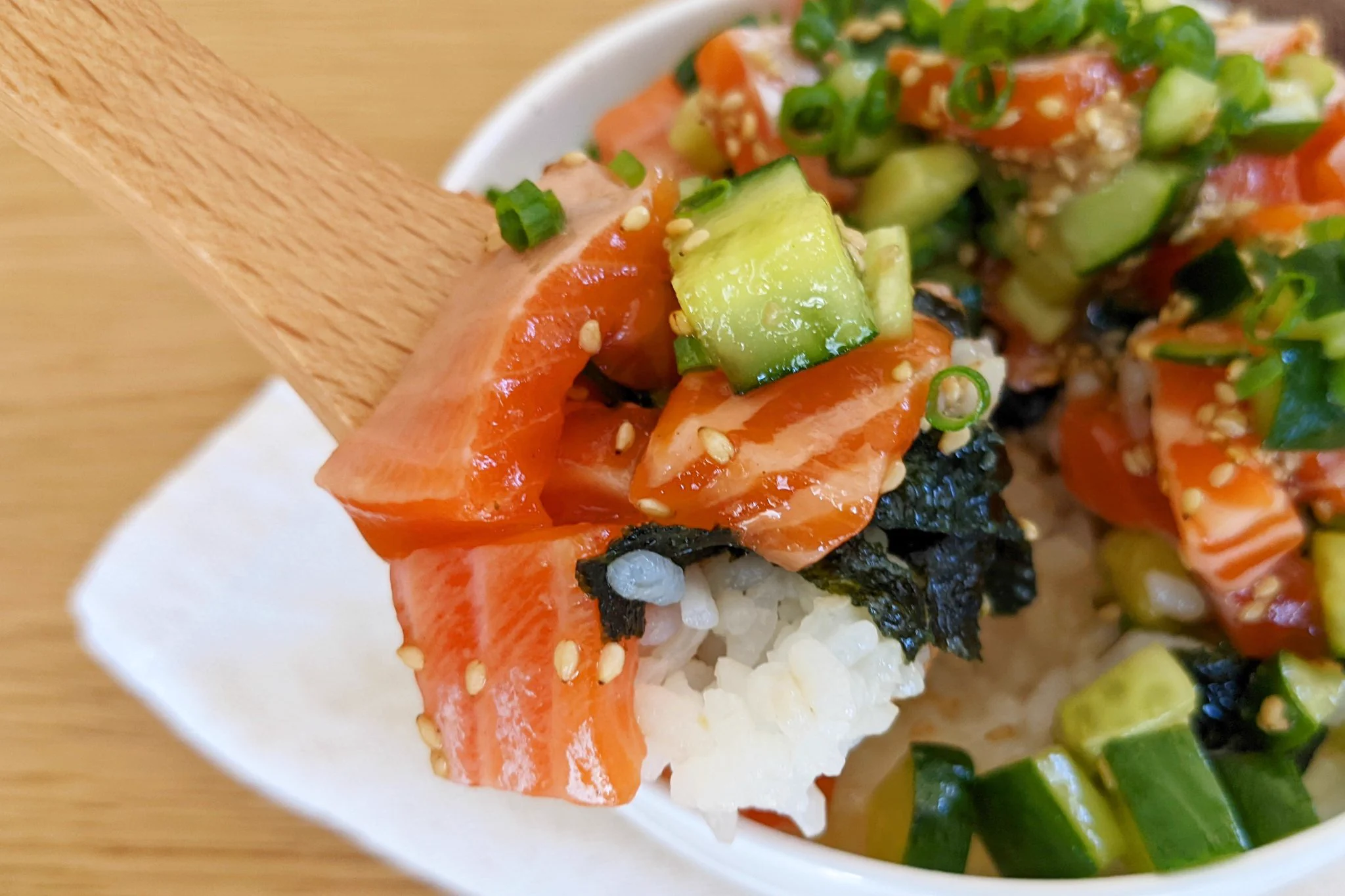 話題のポキを自宅で楽しもう！「きゅうりとサーモンのポキ丼」。