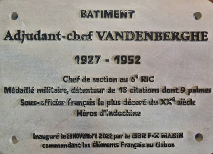 DLIAG_Officiel's tweet photo. 2⃣3⃣/1⃣1⃣ Cérémonie au #CampdeGaulle #Libreville 🇬🇦 présidée par le #COMELEF d'inauguration par le chef de corps du #6BIMa du bâtiment "adjudant-chef #Vandenberghe" ➡️ sous-officier des #TDM et le plus décoré de l'armée française 🇫🇷 au XXe siècle
@EtatMajorFR @troupesdemarine https://t.co/onNGTC1iBo