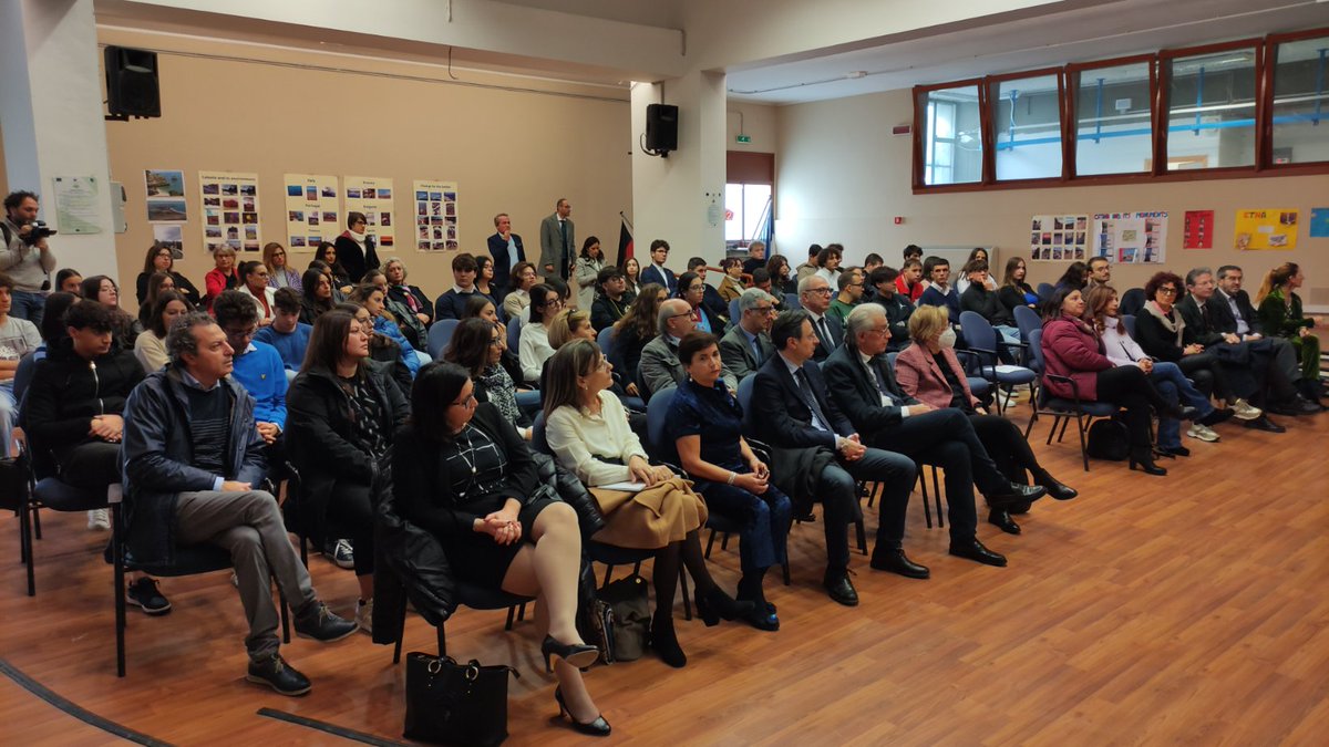 cislcatania's tweet photo. #catania Inizia con la performance
della scuola d’arte drammatica  “Buio in Sala-Acting School” l'incontro della #Cisl etnea "Ogni giorno è questo giorno" contro la #violenzasulledonne, al liceo Principe Umberto https://t.co/ytFfHX74QU
