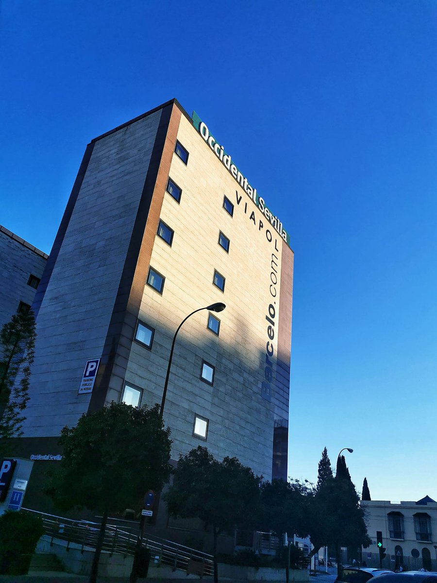 VorticeSoft's tweet photo. Otra semana más de #bootcamp en #Sevilla! En unos minutos comenzamos una nueva sesión con 100 alumnos. Empezamos con una charla sobre #ciberseguridad y las implementaciones que han hecho los alumnos de un juego #trabajosquemolan #programación #java #react #testing #formación https://t.co/u7sWL5fCtw