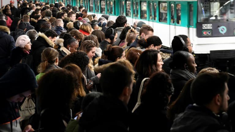 info_Paris_IDF's tweet photo. 🔴 FLASH - #IledeFrance : Voici le classement des lignes de #métro où le trafic a été perturbé : 

👉 #Ligne4 : 235 jours de perturbations, 
• #Ligne12 : 224 j
• #Ligne7 : 223 j
• #Ligne13 : 206 j 
• #Ligne6 : 206 j 
• #Ligne3 : 197 j 
• #Ligne8 : 194 j

(BFM) #RATP https://t.co/wvorjudOrw