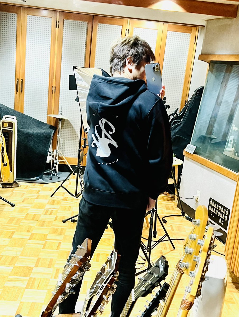 Nishi_Nishiyama's tweet photo. オリジナルデザインのパーカーも到着！

おー！良い感じです。
僕の身長ではLサイズですね。
割とゆったり目なので、中にインナーを着込んでも大丈夫なサイズですよ。

※プリントはバックのみで、フロントは無地になります。

#オリジナルデザインパーカー
#24TwoFour https://t.co/JBd13egGgL