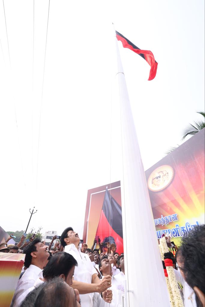 Anbil_Mahesh's tweet photo. கழகத் தலைவர் @mkstalin அ��ர்கள் திருச்சி (தெ) மாவட்ட கழகத்தின் சார்பாக திருச்சி - சென்னை தேசிய நெடுஞ்சாலை சஞ்சீவி நகரில் அமைக்கப்பட்டிருந்த 70 அடி உயர கொடிக் கம்பத்தில் கழக இருவண்ண கொடியேற்றி சிறப்பித்தார்கள்.

1/2 https://t.co/59gd5MUea7