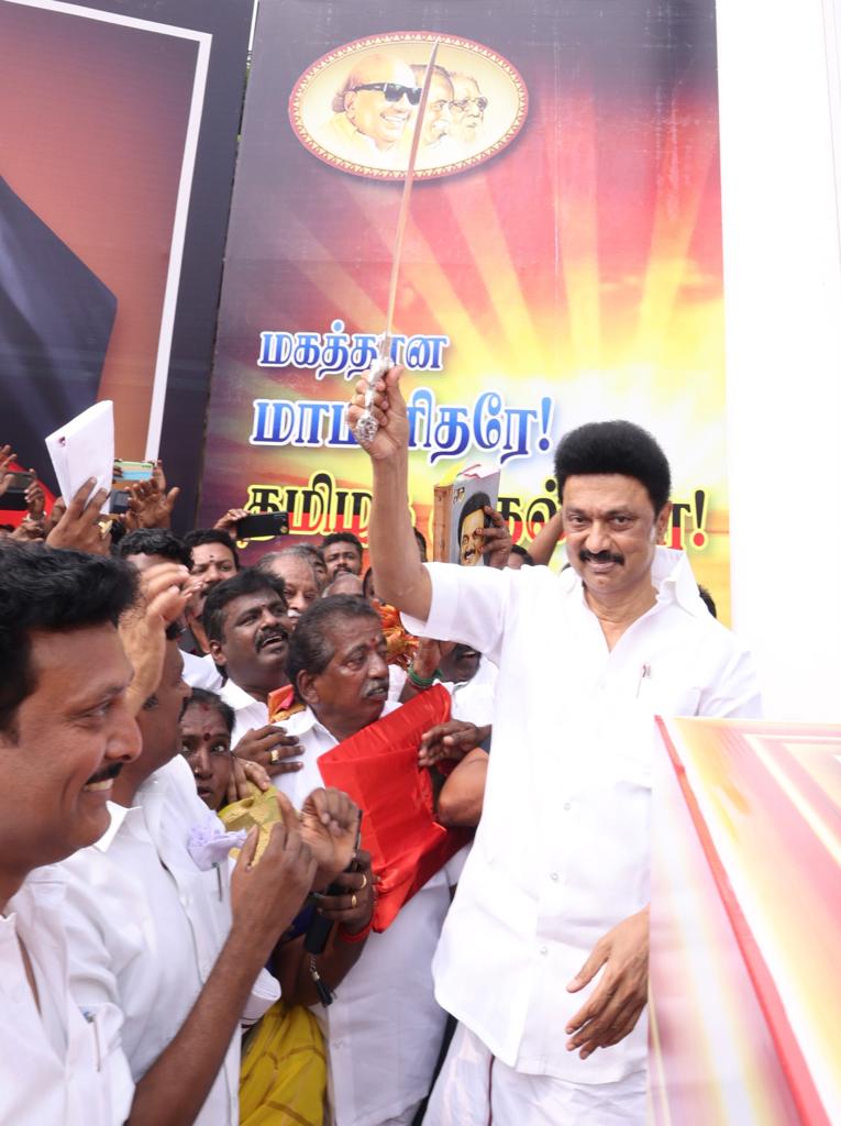 Anbil_Mahesh's tweet photo. கழகத் தலைவர் @mkstalin அ��ர்கள் திருச்சி (தெ) மாவட்ட கழகத்தின் சார்பாக திருச்சி - சென்னை தேசிய நெடுஞ்சாலை சஞ்சீவி நகரில் அமைக்கப்பட்டிருந்த 70 அடி உயர கொடிக் கம்பத்தில் கழக இருவண்ண கொடியேற்றி சிறப்பித்தார்கள்.

1/2 https://t.co/59gd5MUea7