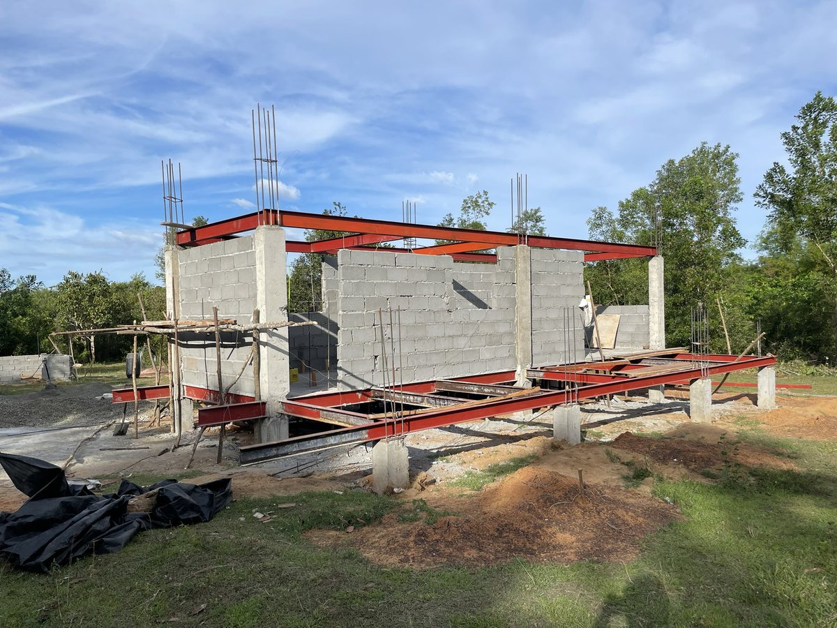 _rainbowfighter's tweet photo. Tiny house 🏡 taking shape; with the frontage ready for gardening 👩‍🌾… next year 😊. 

Plan is to develop an herbal garden 🪴 and plant lemon 🍋 trees. 

#SustainableFarming https://t.co/Vl6evd1Z0u