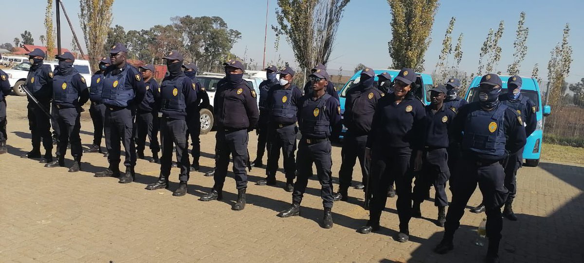 PSAFLIVE's tweet photo. JUST IN: Security has been deployed in Soweto to guard railway line, this comes after the first train from Naledi to Jhb started its operations this morning.
Metro rail has been vandalized by illegal foreigners particularly illegal Zimbabweans during COVID lock down. https://t.co/LRNuJ0Rnwr