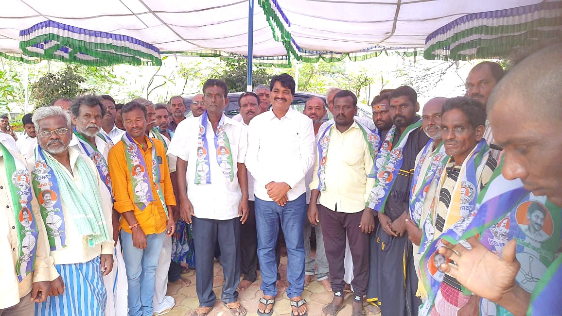 BiyyapuMadhu's tweet photo. శ్రీకాళహస్తి తెలుగుదేశం పార్టీ నుండి వైఎస్సార్ కాంగ్రెస్ పార్టీలో వలసల జోరు.

శ్రీకాళహస్తి మండలం,పెనుబాక  గ్రామానికి చెందిన 30 మంది తెలుగుదేశం పార్టీ నాయకులు, కార్యకర్తలు ఈ రోజు వైఎస్ఆర్ కాంగ్రెస్ పార్టీ తీర్ధం పుచ్చుకున్నారు.

#YSJaganMarkGovernance https://t.co/XmOAwXAomp