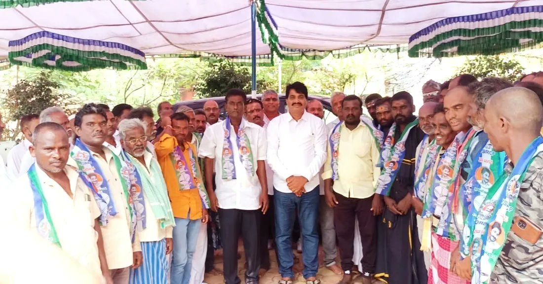 BiyyapuMadhu's tweet photo. శ్రీకాళహస్తి తెలుగుదేశం పార్టీ నుండి వైఎస్సార్ కాంగ్రెస్ పార్టీలో వలసల జోరు.

శ్రీకాళహస్తి మండలం,పెనుబాక  గ్రామానికి చెందిన 30 మంది తెలుగుదేశం పార్టీ నాయకులు, కార్యకర్తలు ఈ రోజు వైఎస్ఆర్ కాంగ్రెస్ పార్టీ తీర్ధం పుచ్చుకున్నారు.

#YSJaganMarkGovernance https://t.co/XmOAwXAomp