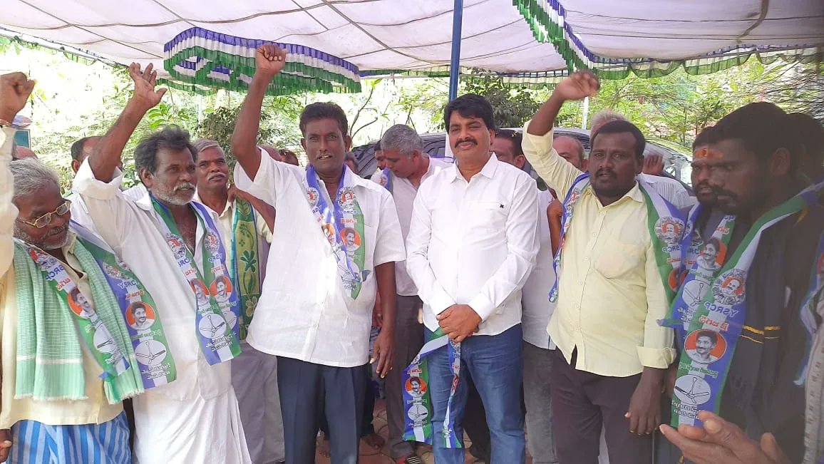 BiyyapuMadhu's tweet photo. శ్రీకాళహస్తి తెలుగుదేశం పార్టీ నుండి వైఎస్సార్ కాంగ్రెస్ పార్టీలో వలసల జోరు.

శ్రీకాళహస్తి మండలం,పెనుబాక  గ్రామానికి చెందిన 30 మంది తెలుగుదేశం పార్టీ నాయకులు, కార్యకర్తలు ఈ రోజు వైఎస్ఆర్ కాంగ్రెస్ పార్టీ తీర్ధం పుచ్చుకున్నారు.

#YSJaganMarkGovernance https://t.co/XmOAwXAomp
