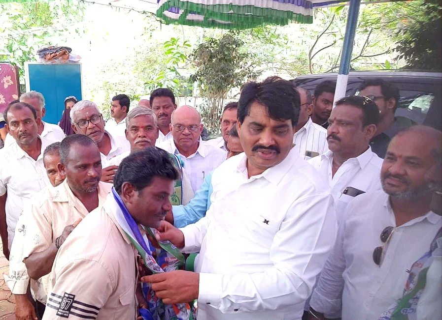 BiyyapuMadhu's tweet photo. శ్రీకాళహస్తి తెలుగుదేశం పార్టీ నుండి వైఎస్సార్ కాంగ్రెస్ పార్టీలో వలసల జోరు.

శ్రీకాళహస్తి మండలం,పెనుబాక  గ్రామానికి చెందిన 30 మంది తెలుగుదేశం పార్టీ నాయకులు, కార్యకర్తలు ఈ రోజు వైఎస్ఆర్ కాంగ్రెస్ పార్టీ తీర్ధం పుచ్చుకున్నారు.

#YSJaganMarkGovernance https://t.co/XmOAwXAomp