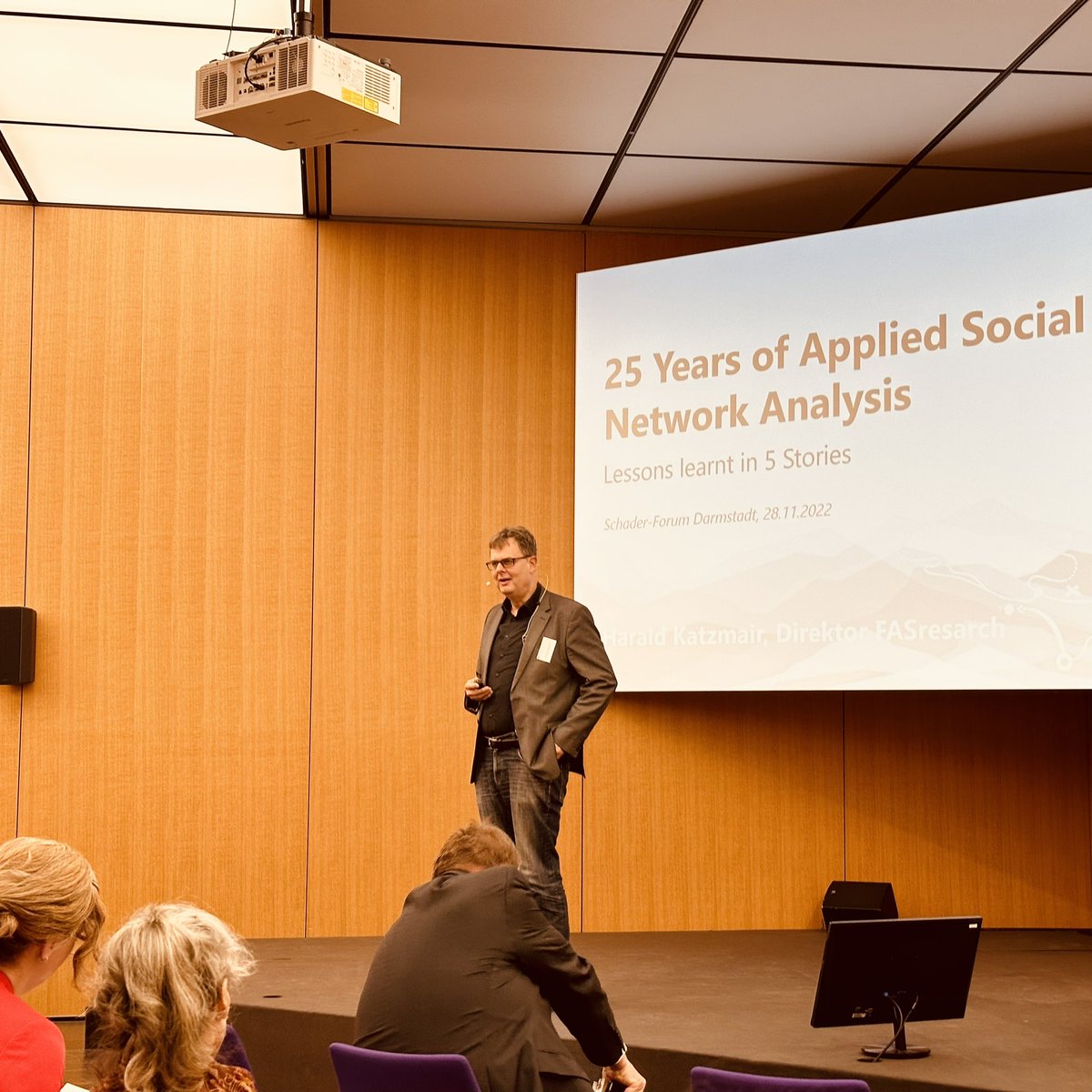 schaderstiftung's tweet photo. #DGNet & #Schader diesmal mit besonderer Fokussierung auf der Grenze zwischen Gesellschaftswissenschaften und Praxis. Einführungsvortrag durch Harald Katzmair #FASresearch Programm unter https://t.co/oq263hxdnP https://t.co/8mPpGbBELZ