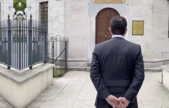 Aziz İstanbul karşınız da ;

Fatih Sultan Mehmed Han’a benzetilip Fatih’in sandukasına tekme atma saygısızlığı gösteren fakat ne hikmetse yüzün de Rabbi Yessir görülen Bas-İt Ekrem