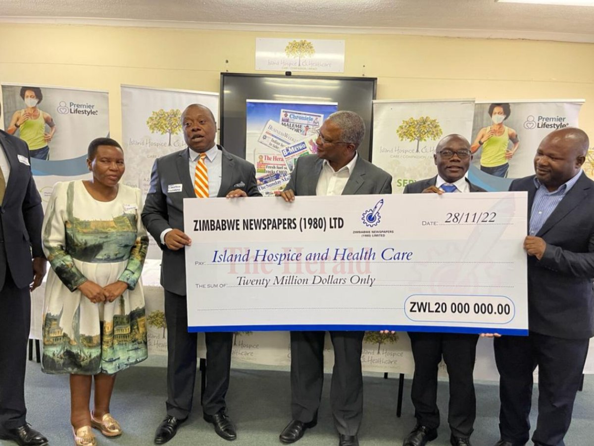 HeraldZimbabwe's tweet photo. Zimpapers Chief Executive Officer Mr Pikirayi Deketeke hands over #CancerPowerWalk Funds to Island Hospice and Health Care this morning.
📸: Yeukai Tazira https://t.co/cmI19lNd4K