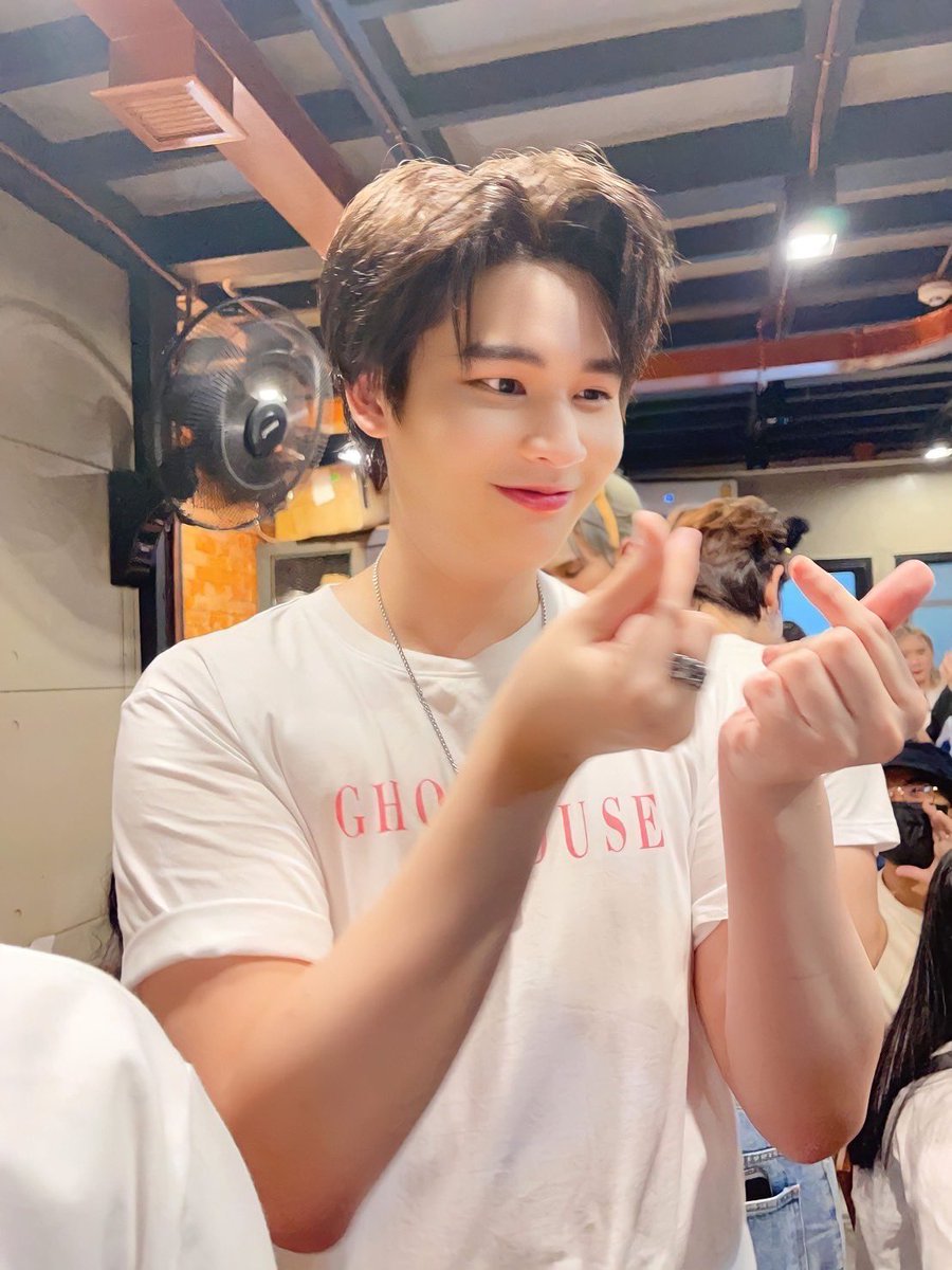 l3xxmmy_tt's tweet photo. ใครน้าาา น่ารักจุง ยังไม่มูฟออน จากงานหมูทะเล้ยยย 🥓@BrookRuenarom #BBROOK https://t.co/7mkX8MDTZC