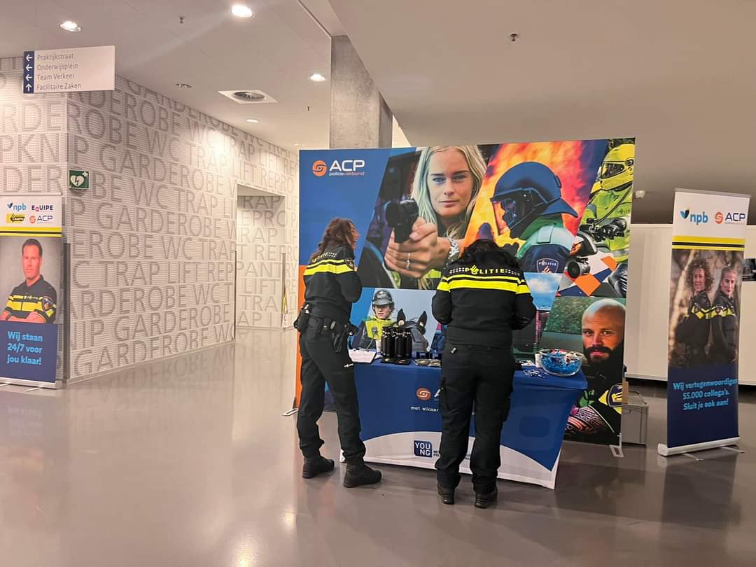 Politiebond's tweet photo. Vandaag met de gezamenlijke bonden aanwezig op de @politieacademie in #DenHaag. Om nieuwe politiecollega’s te ontmoeten en te vertellen waarom lidmaatschap onmisbaar is. Ben jij ook benieuwd wat een politievakbond voor jou kan betekenen? Loop even bij ons langs! 
#politiestudent https://t.co/IcI6g4WzK7