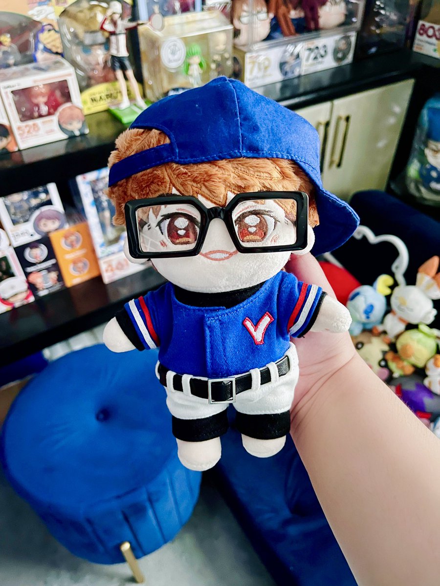 eijun’s tiny paw in my hand 🥺💙 there’s gremlin miyuki too ig…