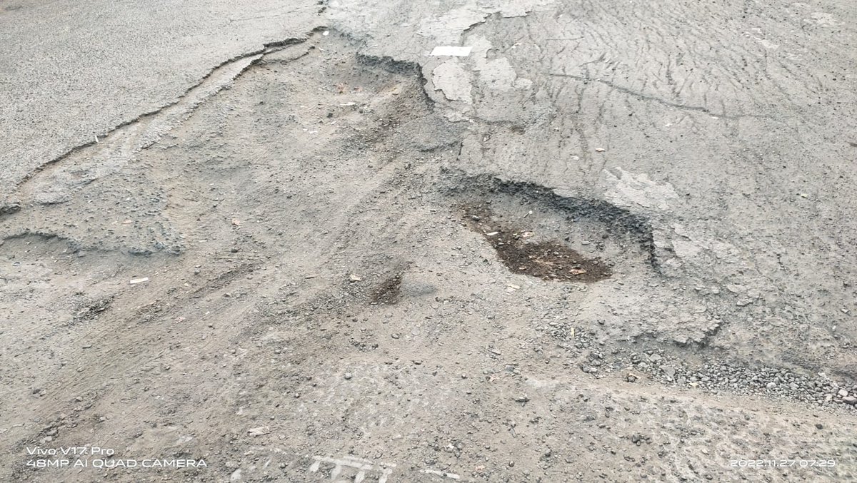 BUS_IND's tweet photo. Please look at the road ...
Please do something about this.
Mumbai roads cannot be left like that.
#potholes #eyeopner #mumbairoads
@mybmc @MMRDAOfficial @advocaterakesh9 @mumbaimirror @mid_day @fpjindia @RoadsOfMumbai https://t.co/V1jNy8mUEK