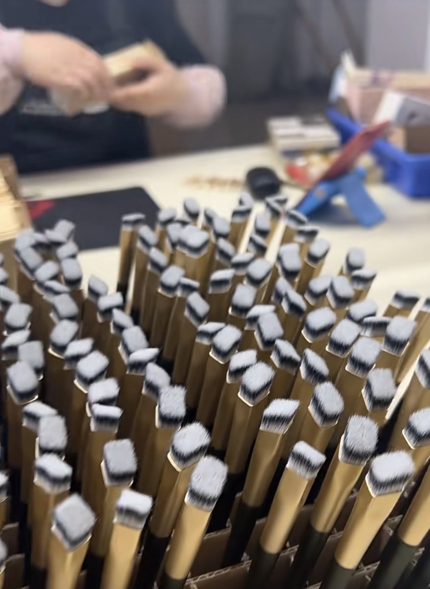 แปรงเขียนขนคิ้วที่อยากได้￼มากสุดๆ มือใหม่ที่อยากมีขนคิ้ว￼ หรืออยากทำให้คิ้วดูแบบอลังการขึ้น￼ เป็นเส้นเรียวเล็กธรรมชาติ￼
ถ้ามันเป็นไปตามที่มันรีวิว￼ 555

ใครรู้ที่ไหนเปิดพรีเรียกด้วย￼ แบรนด์ Reverse รุ่น N37