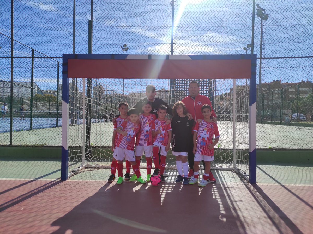 Cdcampos2's tweet photo. Nuestro equipo benjamin se impone 5 a 8 al Intercity pr7 en un partido divertido y muy igualado.Dedicatoria especial a nuestro jugador Víctor.Mucho ánimo y en nada te tenemos en la pista con nosotros.💪💪😘😘⚽️⚽️ https://t.co/n1rOmcFdXK