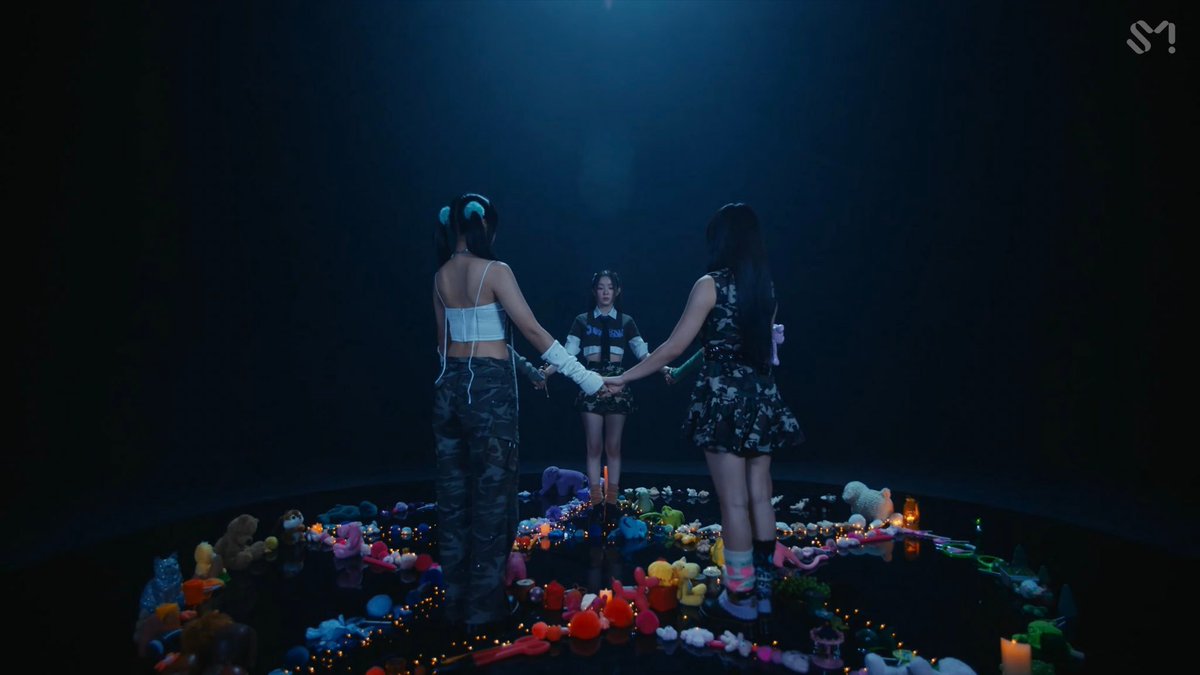 ultseul's tweet image. red velvet absolutely know every joke about them being a cult. and they know that the jokes are correct