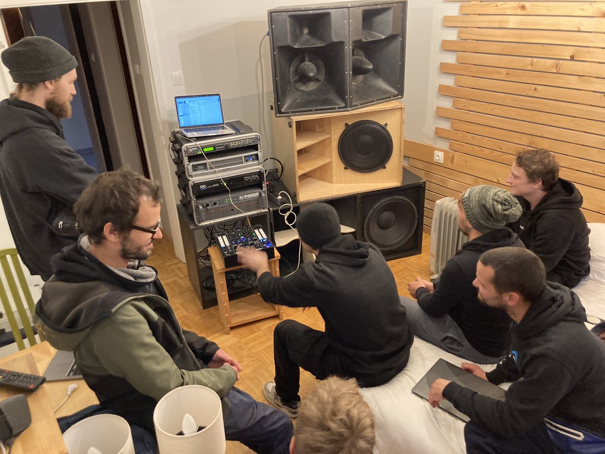 rootsinsession's tweet photo. We had such a productive weekend 👊🔊
Thanx to everyone who came to #gonobeats Production Camp 🎹🎤🎸🥁🔊💻
.
Also we have new talented producers with whom spent a great weekend👊
.
#productioncamp #musicproduction #productionweekend #musiclovers #hiphop #dubstep #dnb #reggae https://t.co/sk14jCc8pr