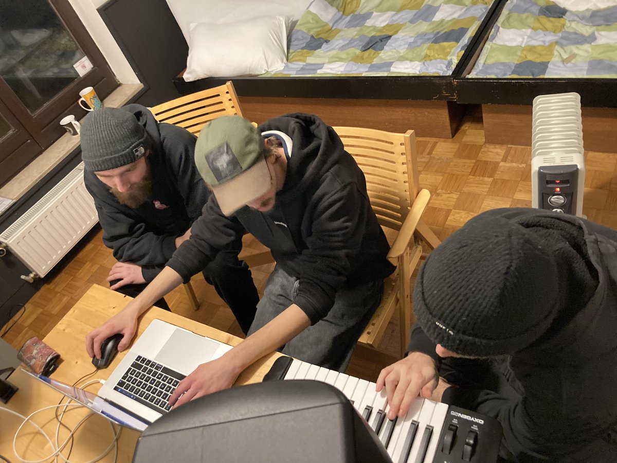 rootsinsession's tweet photo. We had such a productive weekend 👊🔊
Thanx to everyone who came to #gonobeats Production Camp 🎹🎤🎸🥁🔊💻
.
Also we have new talented producers with whom spent a great weekend👊
.
#productioncamp #musicproduction #productionweekend #musiclovers #hiphop #dubstep #dnb #reggae https://t.co/sk14jCc8pr