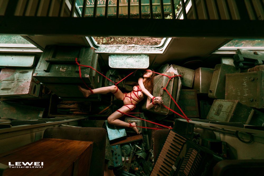 成都绿皮火车3~
出镜：@yoomi_m
#LEWEI #Shibari  #Bondage
#ChinaShibari #废墟捆绑
不止拍捆绑，各类主题创作拍摄欢迎私我约拍～
投稿：
@Fengsiyuan
@tbzt3623
@ZHOUSHUREN_ https://t.co/czgwBYXQyq