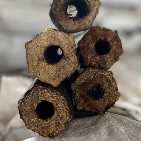invegrow's tweet photo. When trialling making our #briquette product we tried lots of different #biomass farm waste to see what would compress and burn best. Here you can see the cross section of different test types...Wood chips, ground nut shells, cow peas and hemp. What do you think worked best? 🔥 https://t.co/j2C6AcGmCB