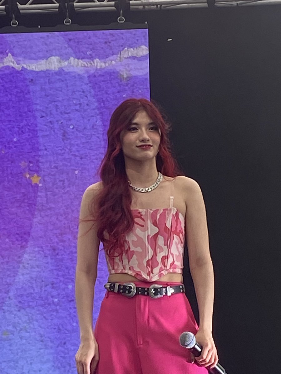kaytwts's tweet photo. ANG GANDA GANDA MO!! @KAIA_Members #WYATTourSG https://t.co/5aQkilFPy7