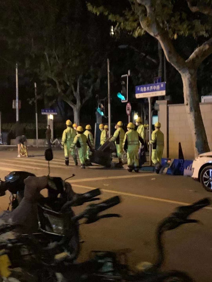 dikaioslin's tweet photo. 有人目睹今天凌晨（大约1:20am左右）又偷偷把路牌安装回去了😂 https://t.co/Wrl7mOVvYK