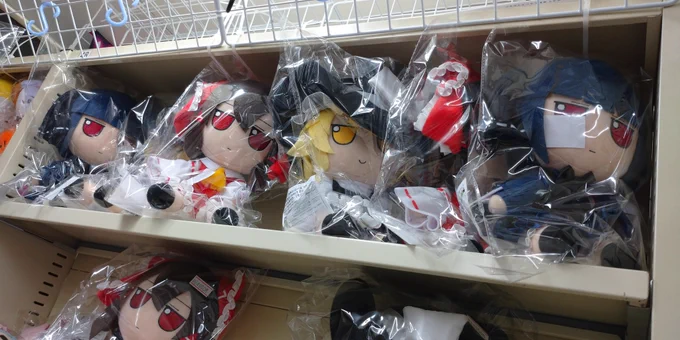 秋葉原アキバホビー店頭にて、GIFTふもふもぬいぐるみが入荷棚に陳列されたり、宙に吊り下げられていた 