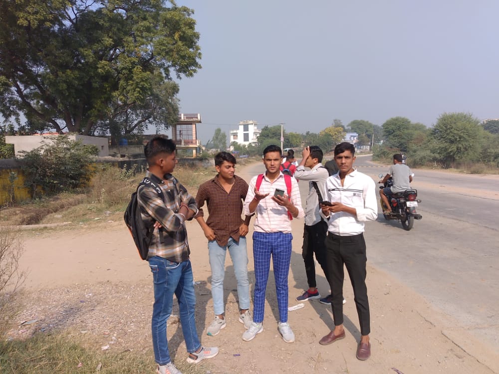 lalsot_rajesh's tweet photo. दौसा जिले में संचालित नव सर्जित कृषि महाविद्यालय खेड़ला बुजुर्ग  में   नोडल अधिकारी भी अनुपस्थित ह और ऑफिस के  ताला लगा हुआ है , कृषि छात्र बीना स्टाफ के हाईवे पर खड़े ह  , आख़िर क्या चाहती है सरकार कृषि छात्रों से 
@DrKirodilalBJP 
@AapkaMurarilal 
@mamta_bhupesh https://t.co/GWivpIouuy
