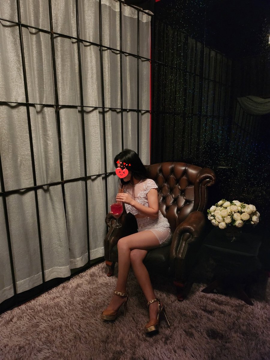 인테리어도 바꾸고 새단장 준비한다구해서  못가봤던 
천안 탐스 방문~
이쁜 포토존도많아지구 사진찍기도 좋구~
분위기 굿~ 칵테일 샴페인~위스키~맥주~
여자분들이 좋아할 분위기~^^
#천안 #탐스 #관전클럽 #데이트
#이색클럽