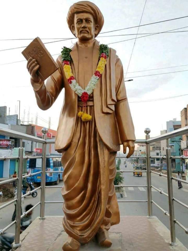 महान समाज सुधारक महात्मा ज्योतिबा फुले जी की पुण्यतिथि पर उन्हें श्रद्धा पूर्वक नमन करती हूं...🙏

महात्मा ज्योतिबा फुले ने गरीबों एवं पिछड़ों के सामाजिक तथा आर्थिक उत्थान के लिये जीवनभर संघर्ष किया....🙏
#जय_ज्योति___जय_क्रांति___
#महात्मा_ज्योतिबा_फुले_अमर_रहें ।