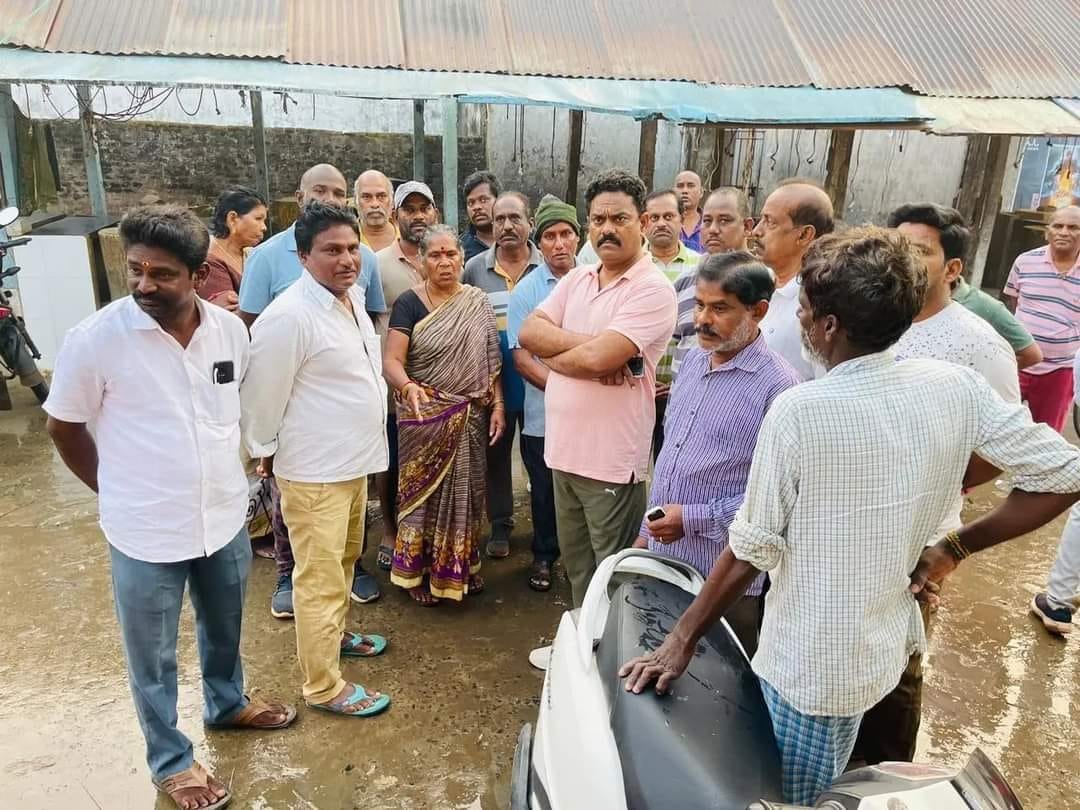 manaWGodavari's tweet photo. తెల్లవారుజామునే నర్సాపురం పట్టణంలో రూ 1.25 కోట్లతో  నూతనంగా నిర్మించబోయే చేపల మార్కెట్ ను సందర్శించి , మత్స్యకారుల తో మాట్లాడుతూ వారి అవసరతలు తెలుసుకోవడం జరిగింది. 
- ప్రభుత్వ చీఫ్ విప్ ప్రసాదరాజు 

#MudunuriPrasdaRaju #YSJaganWithAquaFarmers #ManaWestGodavari https://t.co/bjqeup1sao