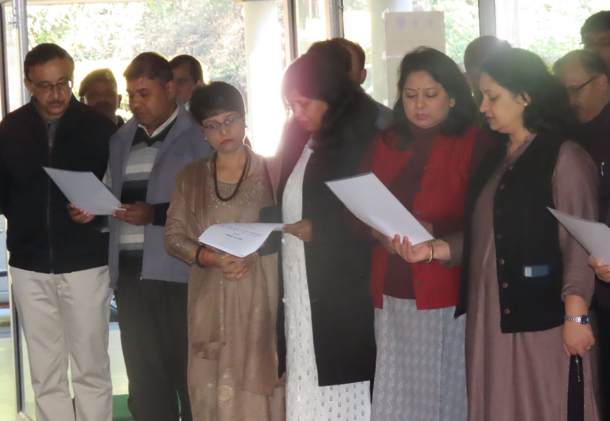 IcfreIndia's tweet photo. Director General, ICFRE, Sh A S Rawat read the #PreambleofIndia with all the DDGs, ADGs, officers and other officials of ICFRE in the Reception hall of the ICFRE on 26.11.2022 on the occasion of #ConstititutionDay https://t.co/76Iz18Aiaa