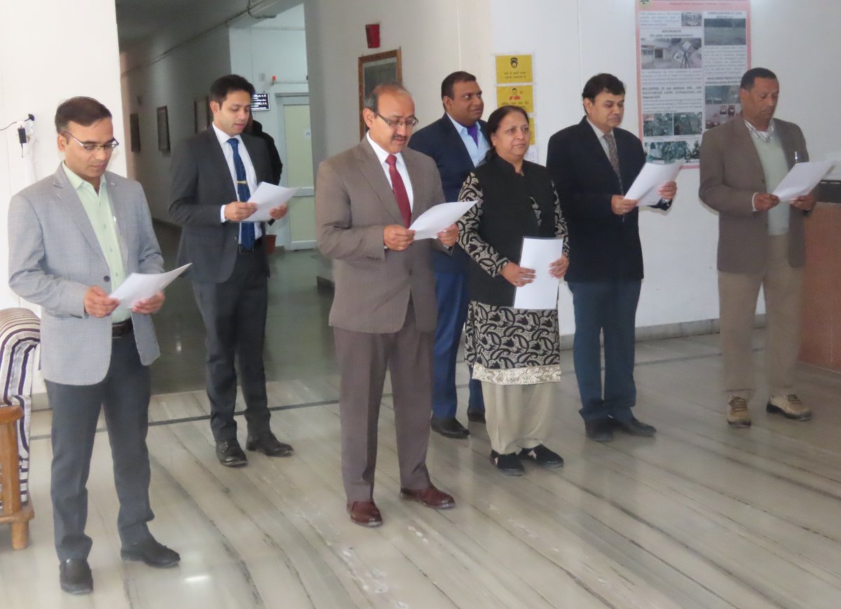 IcfreIndia's tweet photo. Director General, ICFRE, Sh A S Rawat read the #PreambleofIndia with all the DDGs, ADGs, officers and other officials of ICFRE in the Reception hall of the ICFRE on 26.11.2022 on the occasion of #ConstititutionDay https://t.co/76Iz18Aiaa