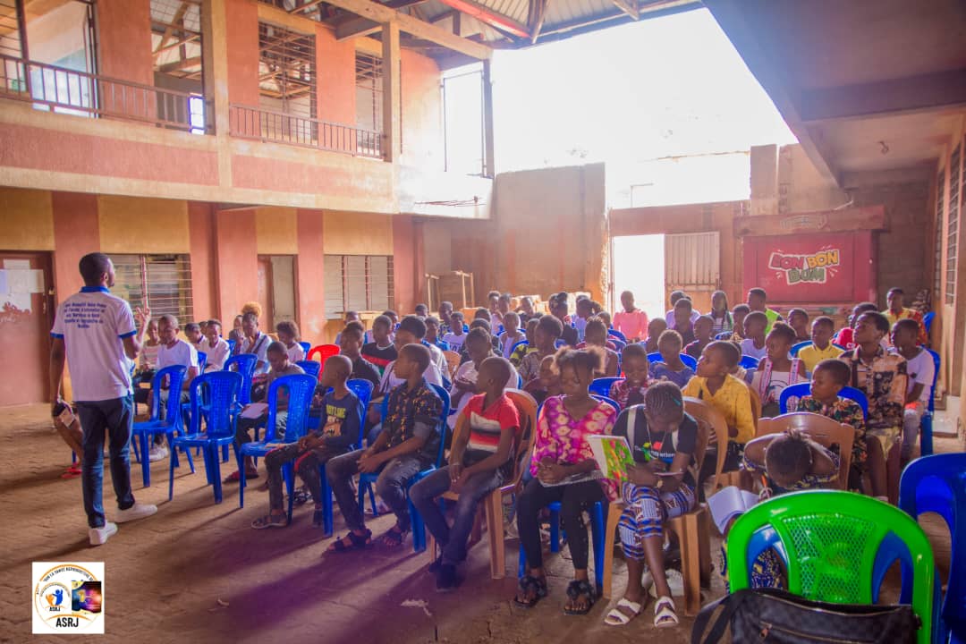 ChrisMbengi's tweet photo. #Rétro26: Au #Kongo_central, une conférence a été animée sur les conséquences d'une sexualité précoce dans les milieux des jeunes.Après la conférence d'échanges, une élection d'un point Focal ds cette école a été effectué pour faciliter l'accès aux infos fiables SSR.@Asrjrdcongo https://t.co/KIeUXzpurF