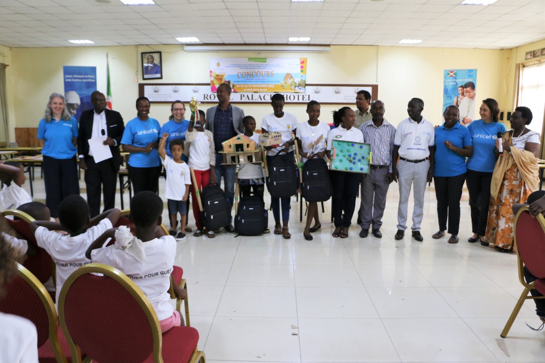 UNICEF_Burundi's tweet image. Children have been busy this week-end ! For the innovative project &quot;#JouerPourGuérir &quot; to support #ECD, about 100 children made toys from carton packaging. 6 best designs will inspire toys which will be made with RUTF cartons used in health centers. Thanks to  @mspls_bdi @UNICEF.