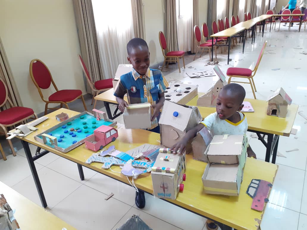 UNICEF_Burundi's tweet image. Children have been busy this week-end ! For the innovative project &quot;#JouerPourGuérir &quot; to support #ECD, about 100 children made toys from carton packaging. 6 best designs will inspire toys which will be made with RUTF cartons used in health centers. Thanks to  @mspls_bdi @UNICEF.