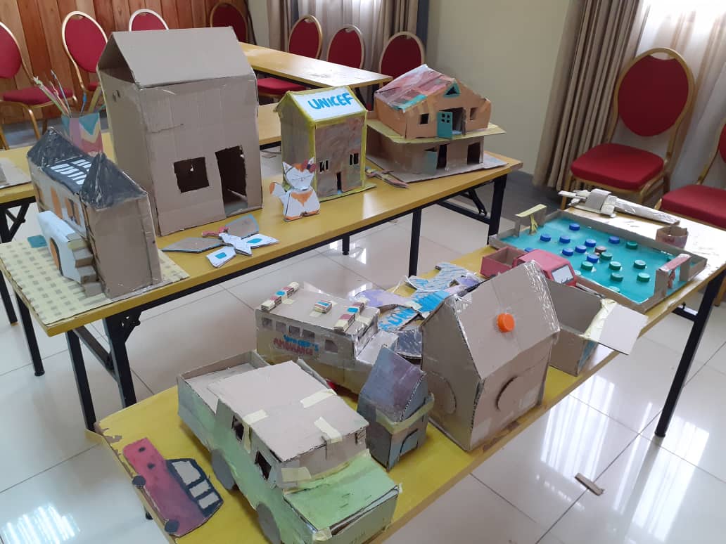 UNICEF_Burundi's tweet image. Children have been busy this week-end ! For the innovative project &quot;#JouerPourGuérir &quot; to support #ECD, about 100 children made toys from carton packaging. 6 best designs will inspire toys which will be made with RUTF cartons used in health centers. Thanks to  @mspls_bdi @UNICEF.