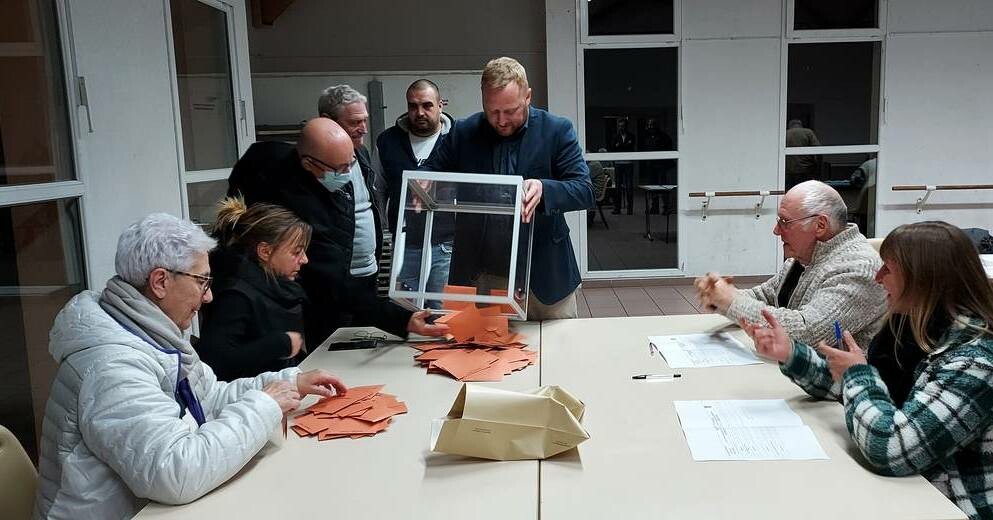 laprovence's tweet photo. Nicolas Guieu remporte l'élection municipale de Mezel

#Mezel #Election2022 

👉 https://t.co/Gzsf41ES6i https://t.co/Gi28QZoYUK