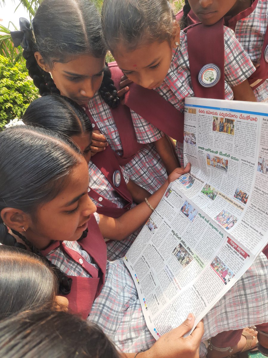 AugustienAuguss's tweet photo. INDU 9th class of ZPHS CHINTALAKUNTA showing her picture &amp; news to her friends with excitement &amp; happiness.
Going to Siriscilla for StateLevel competition.
Means a lot to these Champs
@ktrtrs @DrShantaThoutam @harsha_koya @Collector_YDR @Collector_JGL @tksreedevi @ShashankaKondur https://t.co/u7PLvGS3qh
