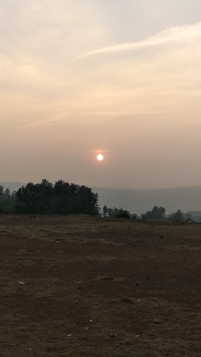 Koelmagic's tweet photo. Double delight. Sun and moon visible together at the same time. 
#Mahabaleshwar
#Maharashtra https://t.co/OWetXbf0xW