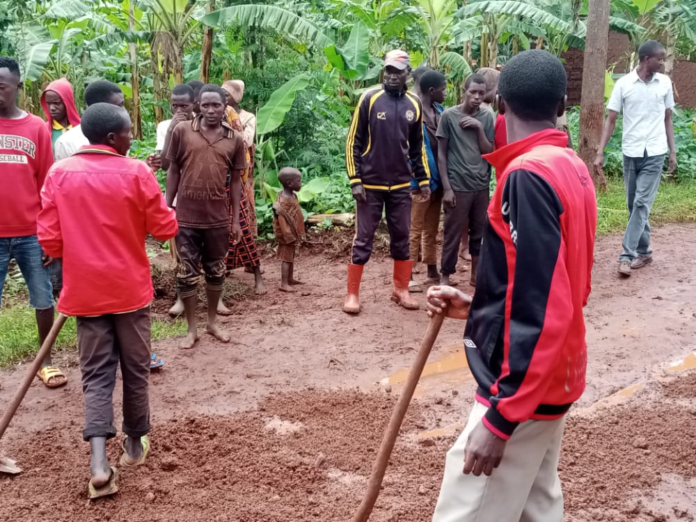 MagazineJimbere's tweet photo. 🛣 Réhabilitation de 3 km d'une route reliant les collines #Bihangare et #Bitambwe en commune #Marangara (@NgoziProvince) depuis ce 24/11/2022
🎙 Goreth Nshimirimana, admicom: "Le #développement va de pair avec de bonnes voies de communication" https://t.co/T2cscWX2tT
#Burundi https://t.co/COOGfTtEqw