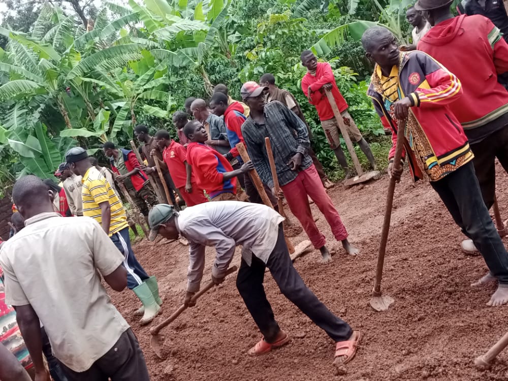 MagazineJimbere's tweet photo. 🛣 Réhabilitation de 3 km d'une route reliant les collines #Bihangare et #Bitambwe en commune #Marangara (@NgoziProvince) depuis ce 24/11/2022
🎙 Goreth Nshimirimana, admicom: "Le #développement va de pair avec de bonnes voies de communication" https://t.co/T2cscWX2tT
#Burundi https://t.co/COOGfTtEqw